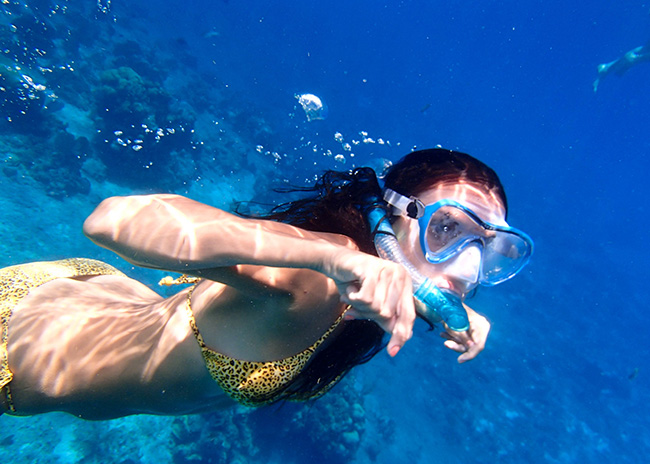 Mary amazed by the blue colors of the Cozumel waters.